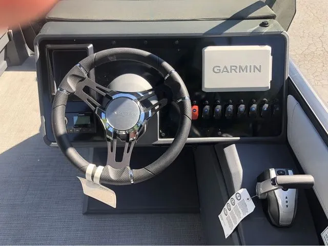 Slide: The Image of Manitou 20 CRUISE BENCH STEALTH 2025 - 12