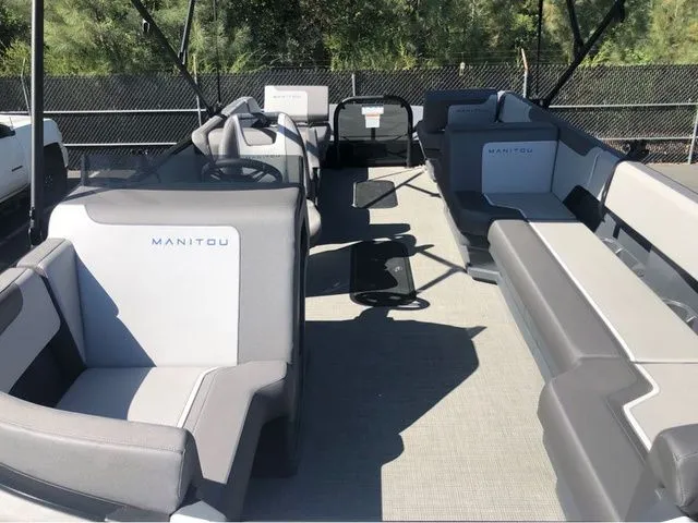 Slide: The Image of Manitou 20 CRUISE BENCH STEALTH 2025 - 6