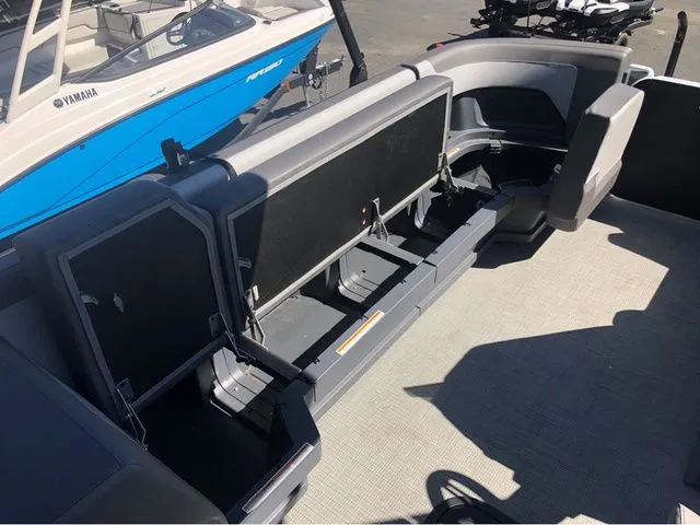 Slide: The Image of Manitou 20 CRUISE BENCH STEALTH 2025 - 7