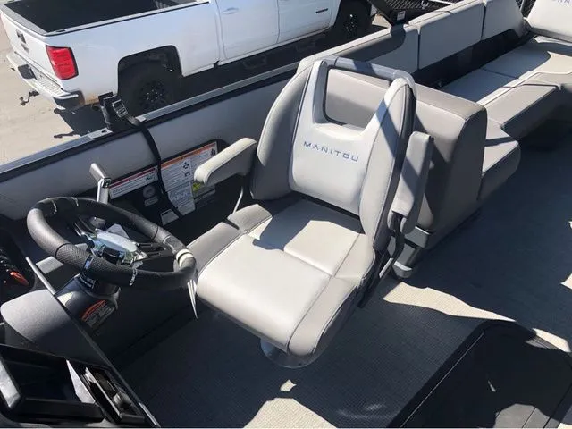 Slide: The Image of Manitou 20 CRUISE BENCH STEALTH 2025 - 8