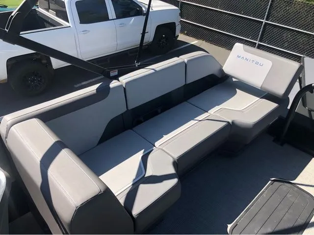 Slide: The Image of Manitou 20 CRUISE BENCH STEALTH 2025 - 9