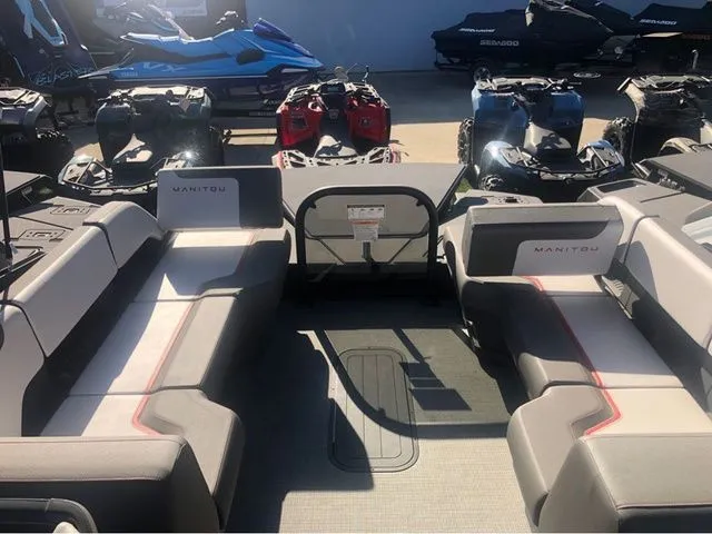 Slide: The Image of Manitou 20 CRUISE BENCH STEALTH 2025 - 4