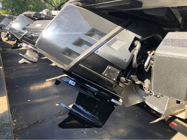 Slide: The Image of Manitou 20 CRUISE BENCH STEALTH 2025 - 7