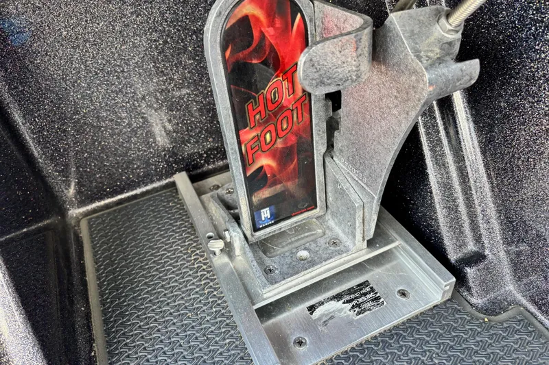 Slide: The Image of 2023 Ranger Z520R Cup-Equipped boat with "Hot Foot" throttle pedal detail. - 13