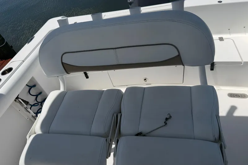 Slide: The Image of White seating on 2015 Sportsman Heritage 231 Center Console boat, featuring cushioned backrest. - 10