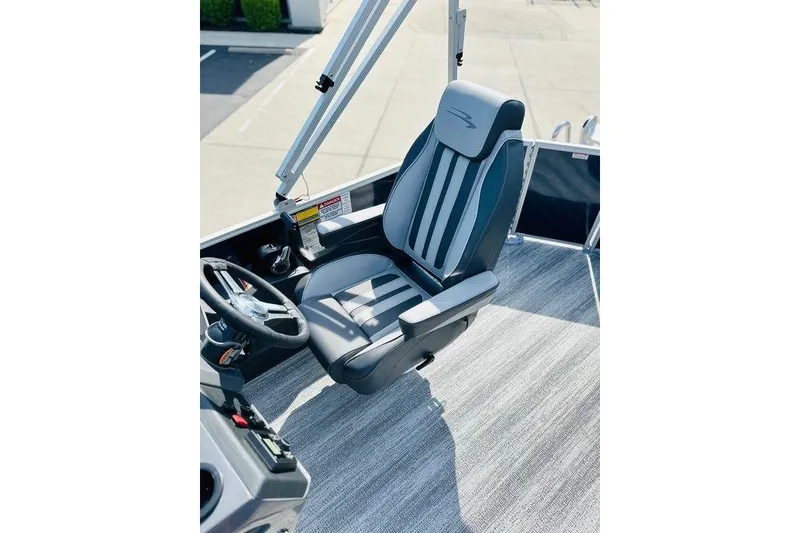 Slide: The Image of Captain's chair on 2026 Bennington S L-Bench 20 SL TRITOON SPS PKG boat. - 9