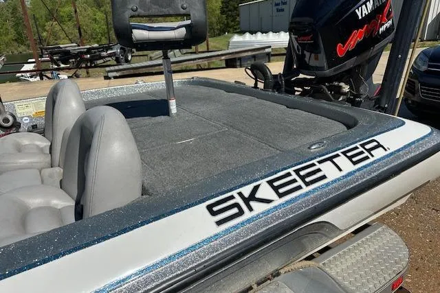 Slide: The Image of 2007 Skeeter ZX250 boat with Yamaha engine, featuring spacious seating and sleek design. - 18
