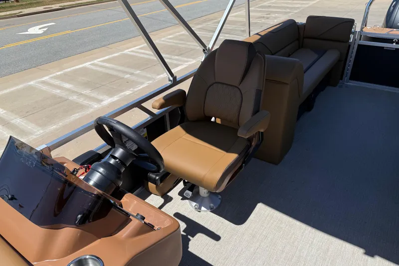 Slide: The Image of 2026 Avalon VENTURE QUAD LOUNGE interior with captain's chair and lounge seating. - 15