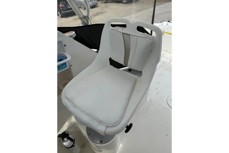 Slide: The Image of White captain's chair on 2000 Wellcraft 22 Coastal Walkaround O/B boat. - 12