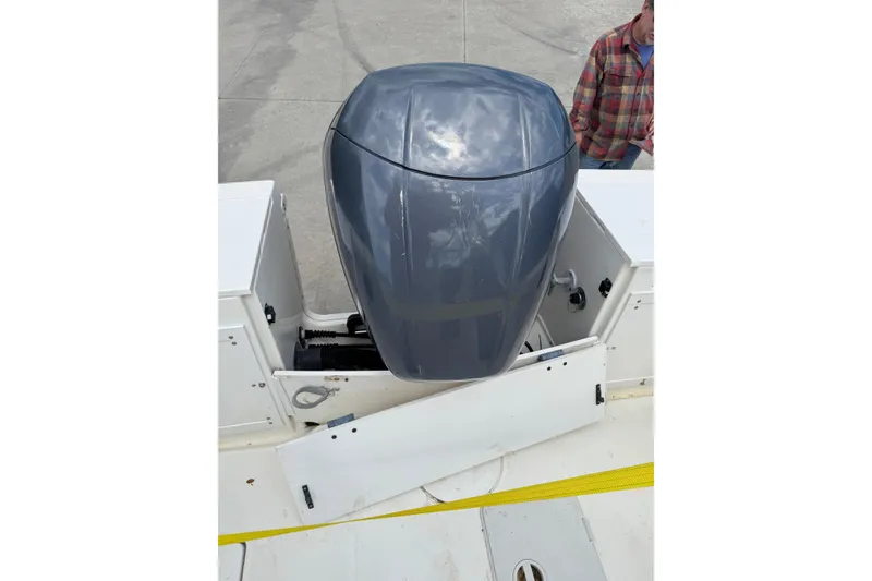 Slide: The Image of 2000 Wellcraft 22 Coastal Walkaround O/B with outboard motor, viewed from above. - 15