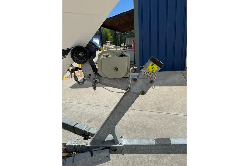 Slide: The Image of Trailer hitch of a 2000 Wellcraft 22 Coastal Walkaround O/B boat. - 20