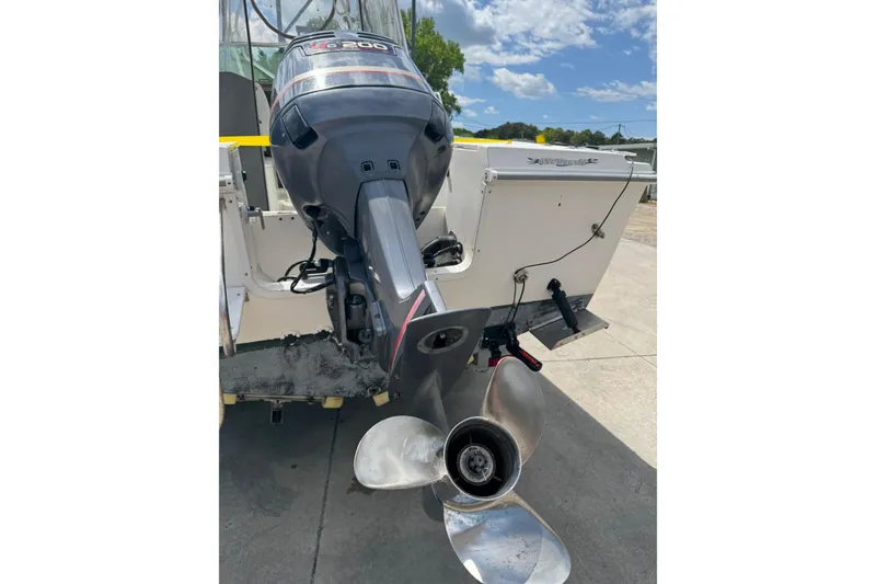 Slide: The Image of Outboard motor of 2000 Wellcraft 22 Coastal Walkaround boat on a sunny day. - 6