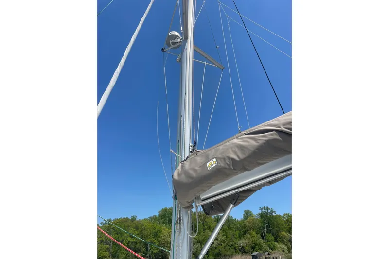 Slide: The Image of Mast and rigging of 2016 Lagoon 450 F catamaran against clear blue sky. - 17