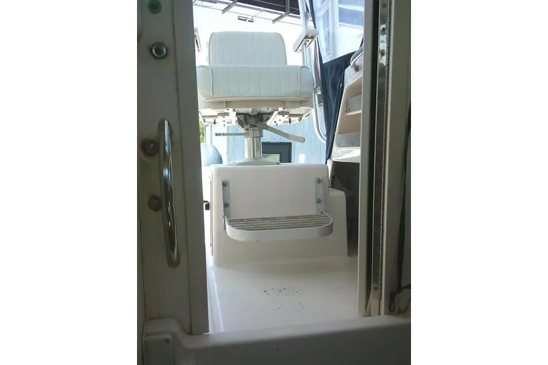 Slide: The Image of Interior view of a 2000 Grady-White Sailfish 272 boat, featuring a white captain's chair. - 47