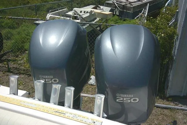 Slide: The Image of Twin Yamaha 250 outboard motors on a 2000 Grady-White Sailfish 272 boat. - 50