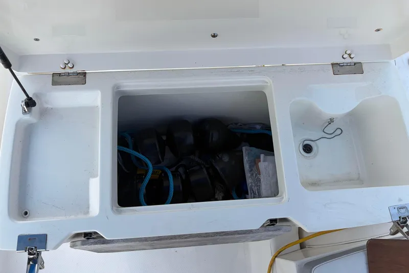 Slide: The Image of Zodiac N-ZO 680 2021 storage compartment with accessories and ropes. - 21