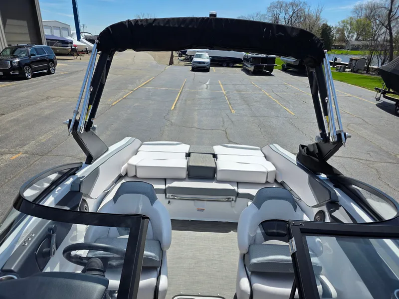Slide: The Image of Interior view of 2023 Scarab 195 ID Impact boat. - 11