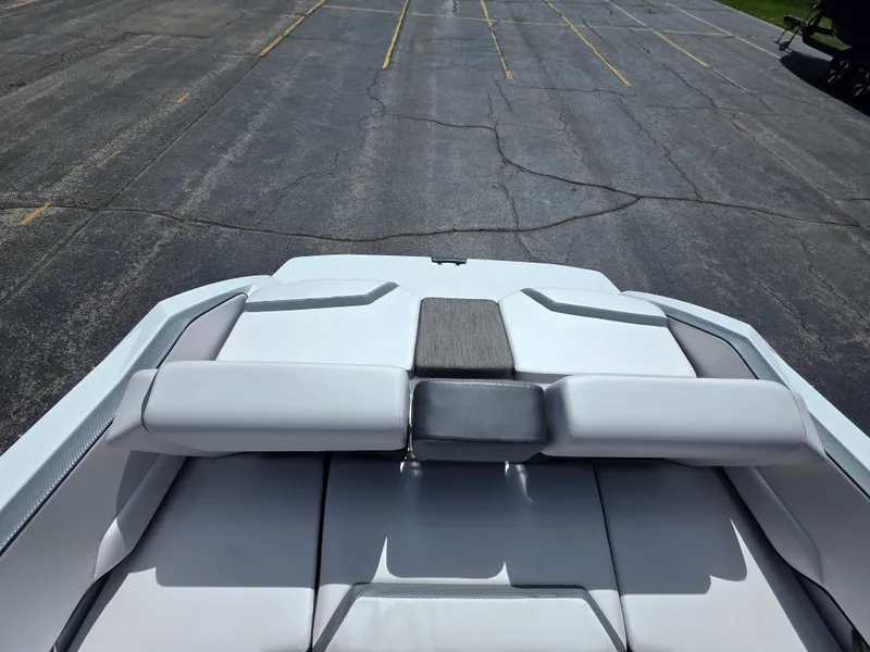 Slide: The Image of Rear view of 2023 Scarab 195 ID Impact boat. - 12