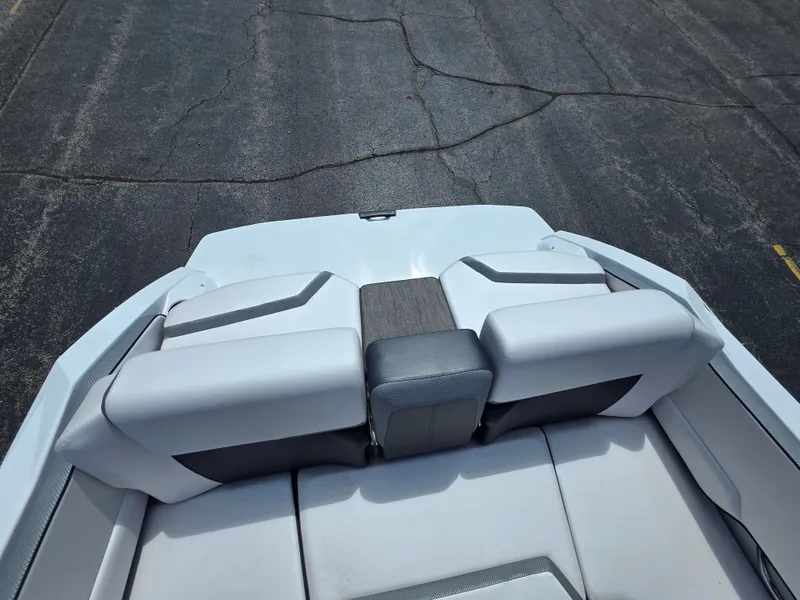 Slide: The Image of Rear view of 2023 Scarab 195 ID Impact boat. - 19