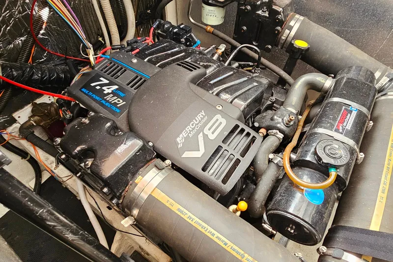 Slide: The Image of Mercury 7.4L MPI V8 engine in a 2001 Maxum 3500 SCR boat. - 40