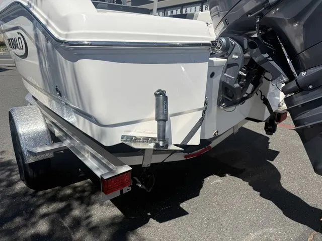 Slide: The Image of Robalo R180 Center Console 2025 - 11