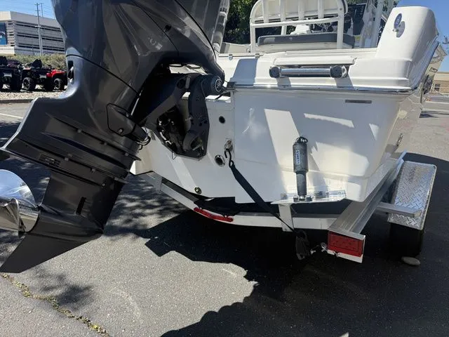 Slide: The Image of Robalo R180 Center Console 2025 - 12