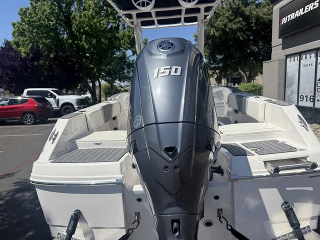 Slide: The Image of Robalo R180 Center Console 2025 - 13