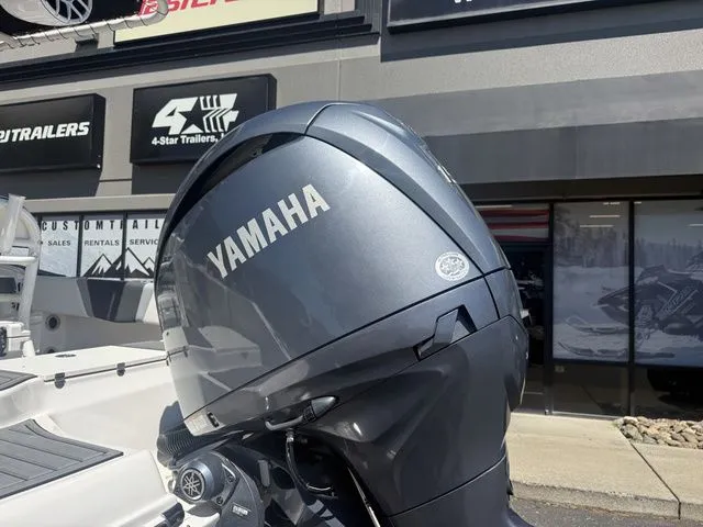 Slide: The Image of Robalo R180 Center Console 2025 - 14