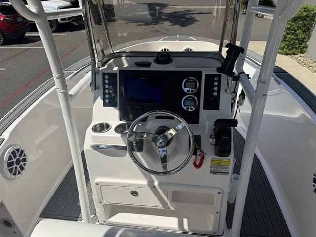 Slide: The Image of Robalo R180 Center Console 2025 - 15