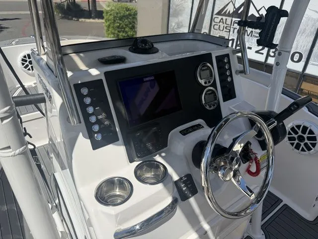 Slide: The Image of Robalo R180 Center Console 2025 - 17
