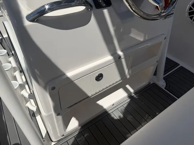 Slide: The Image of Robalo R180 Center Console 2025 - 18