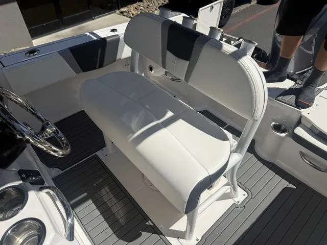 Slide: The Image of Robalo R180 Center Console 2025 - 19