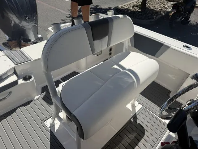 Slide: The Image of Robalo R180 Center Console 2025 - 20