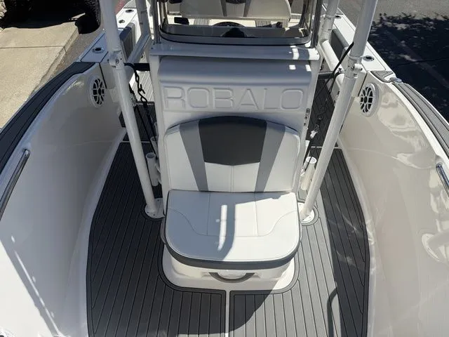 Slide: The Image of Robalo R180 Center Console 2025 - 21