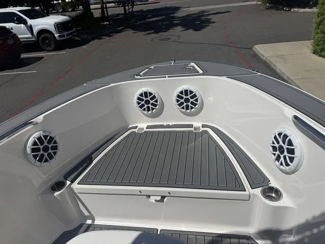 Slide: The Image of Robalo R180 Center Console 2025 - 22