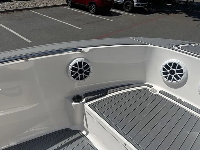 Slide: The Image of Robalo R180 Center Console 2025 - 23