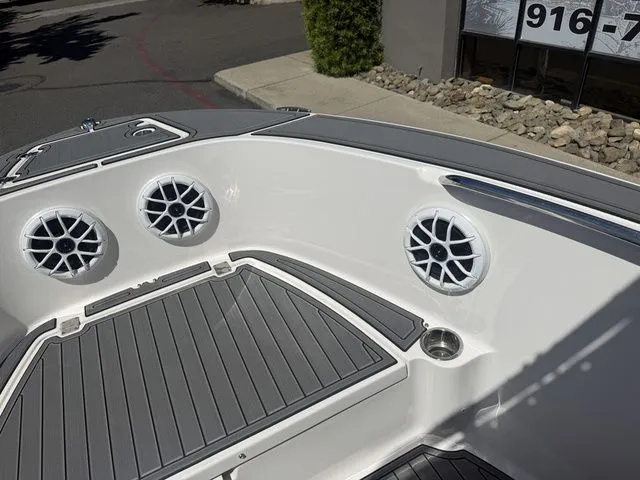 Slide: The Image of Robalo R180 Center Console 2025 - 24