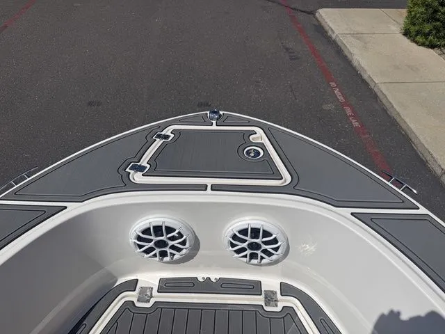 Slide: The Image of Robalo R180 Center Console 2025 - 25