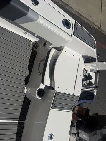Slide: The Image of Robalo R180 Center Console 2025 - 27