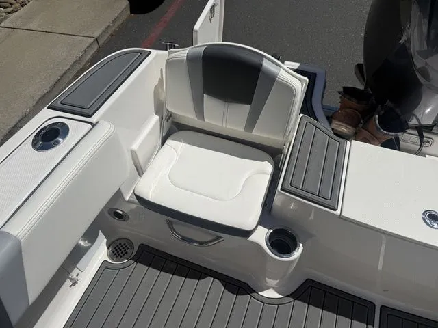 Slide: The Image of Robalo R180 Center Console 2025 - 28