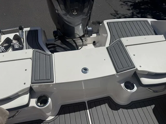 Slide: The Image of Robalo R180 Center Console 2025 - 29