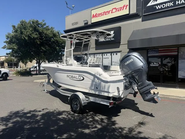 Slide: The Image of Robalo R180 Center Console 2025 - 3