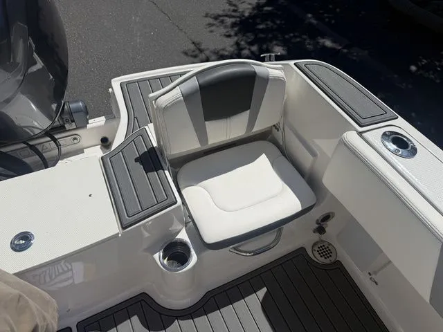 Slide: The Image of Robalo R180 Center Console 2025 - 31