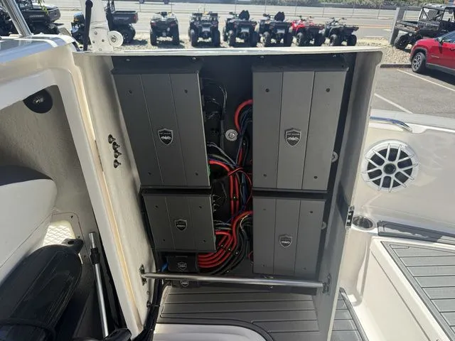 Slide: The Image of Robalo R180 Center Console 2025 - 32