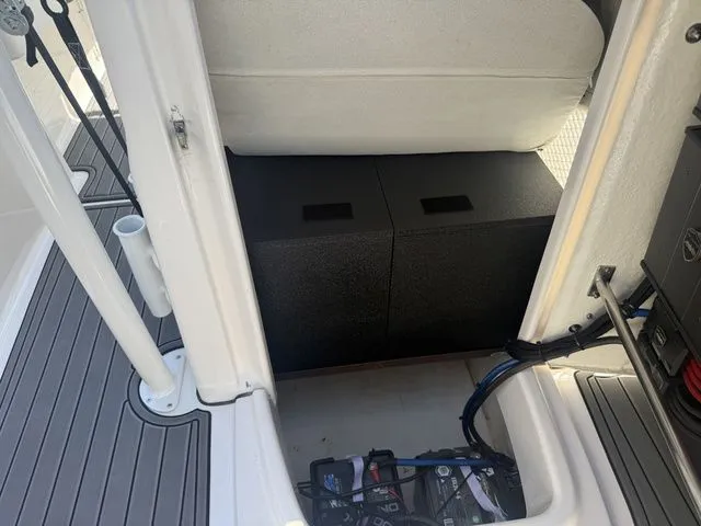 Slide: The Image of Robalo R180 Center Console 2025 - 33