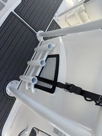 Slide: The Image of Robalo R180 Center Console 2025 - 34