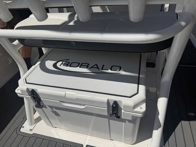 Slide: The Image of Robalo R180 Center Console 2025 - 36