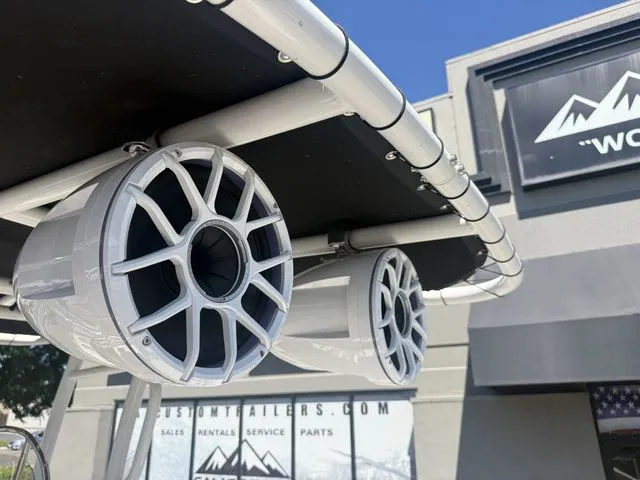 Slide: The Image of Robalo R180 Center Console 2025 - 37