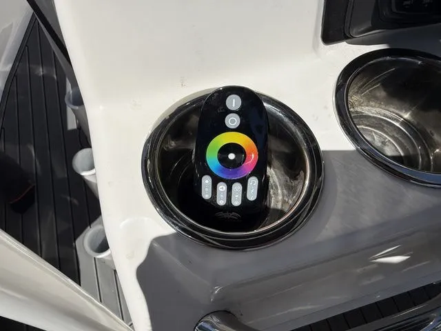 Slide: The Image of Robalo R180 Center Console 2025 - 38