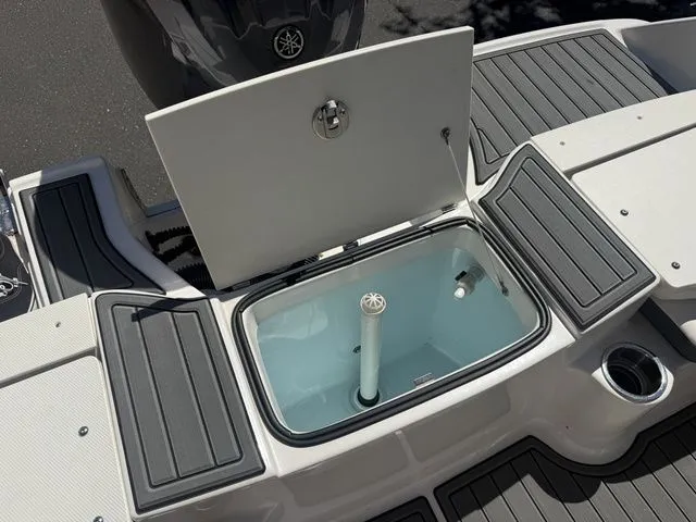 Slide: The Image of Robalo R180 Center Console 2025 - 39